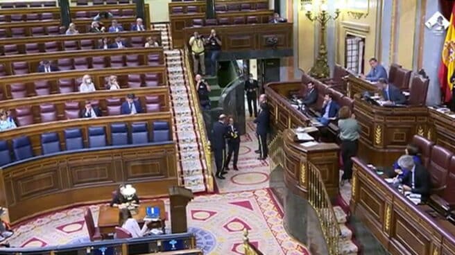 Discusión en la tribuna del Congreso ante la negativa de una diputada de ERC a no emplear el catalán. Discusión en la tribuna del Congreso ante la negativa de una diputada de ERC a no emplear el catalán.