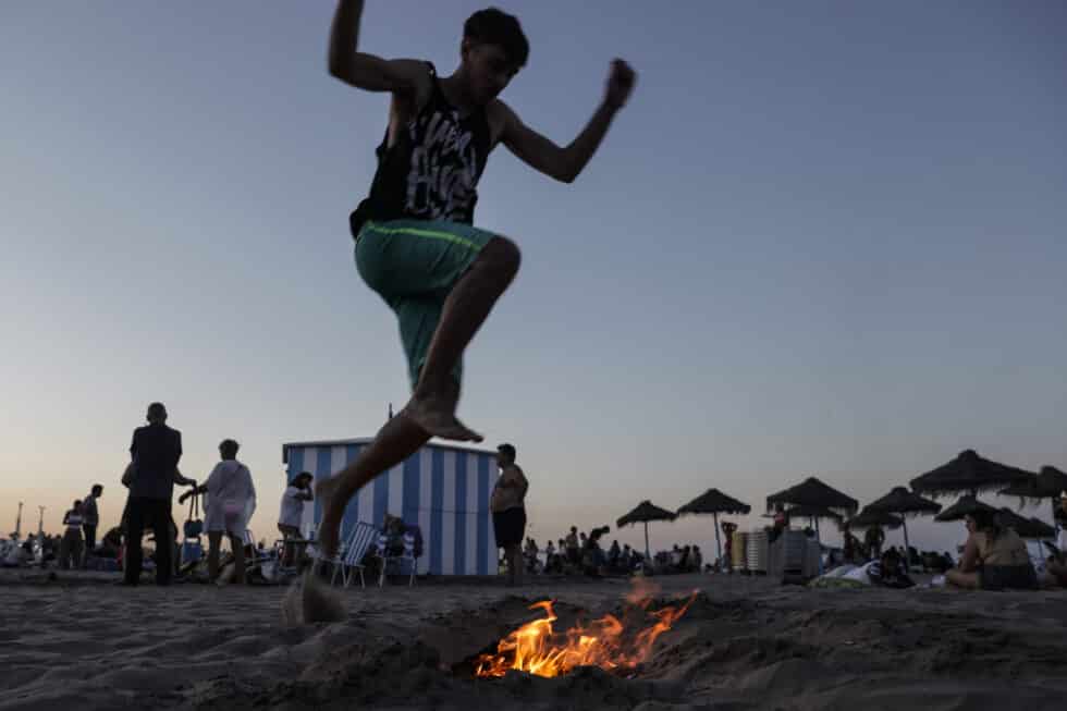 Miles de personas celebran en las playas de La Malvarrosa y Las Arenas de la ciudad de València la Noche de San Juan 2022