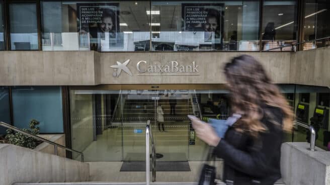 El logo de CaixaBank ya luce en el edificio que albergaba la sede de Bankia en Valencia Logo de Caixabank