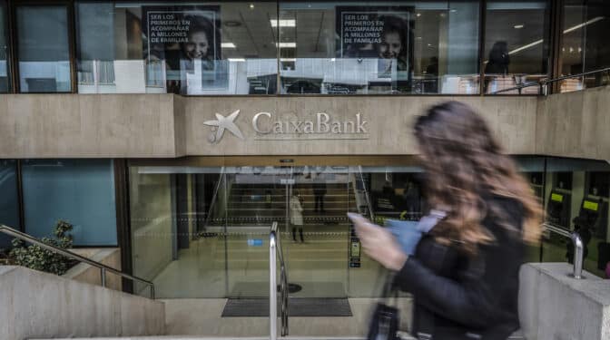 CaixaBank lanza el primer seguro para Alzheimer y ELA con un pago único de más de 30.000 euros 