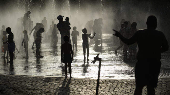 Chorros en Madrid de noche durante una ola de calor.