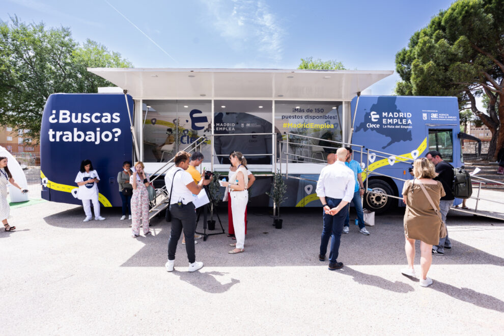 Clece Emplea, una cita virtual para fomentar la inclusión laboral. El autobús del empleo de Clece durante su parada en Madrid a mediados de junio.