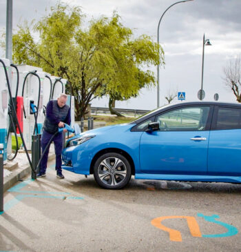 Los aparcamientos públicos deberán instalar al menos un cargador eléctrico por cada [...]