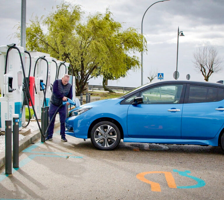 La falta de Gobierno deja en el limbo las ayudas a la compra de coches eléctricos