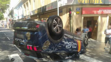 Embestido un coche de la Policía por un conductor sin carnet