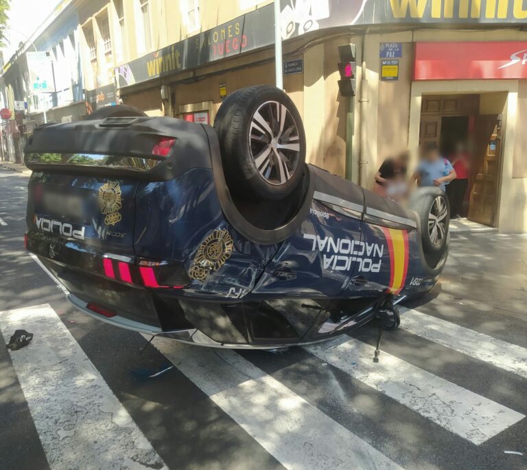 Embestido un coche de la Policía por un conductor sin carnet