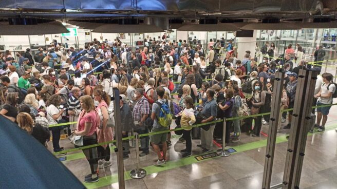 Colas en el control de pasaporte del aeropuerto Madrid-Barajas.