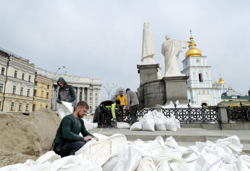 Sacos de protección en los principales monumentos de Kiev