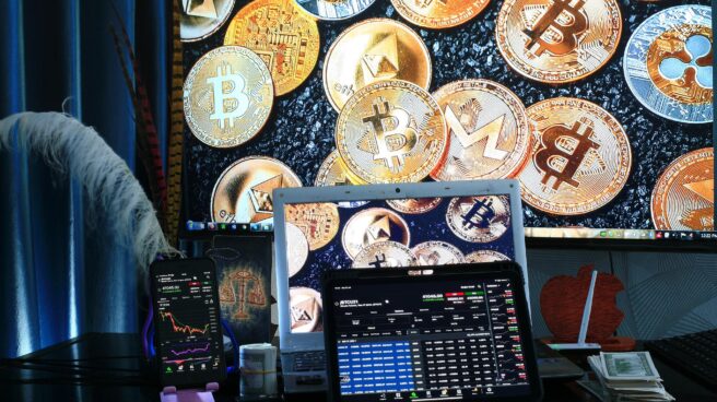Inversión en criptomonedas Criptomonedas representadas en unas pantallas que representan la bolsa de inversiones