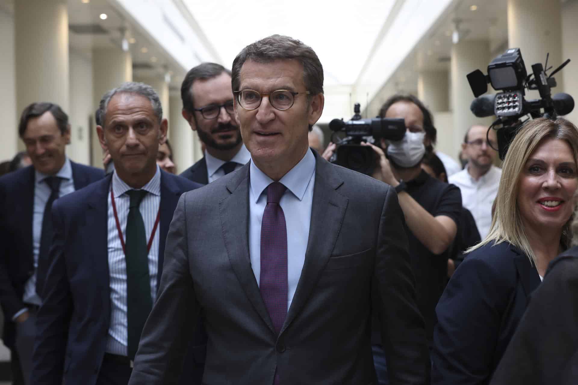 El presidente del PP, Alberto Núñez Feijóo, en los pasillos del Senado durante una sesión plenaria.