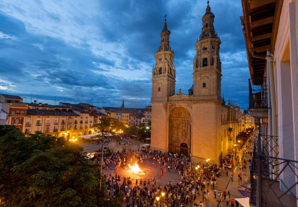 La plaza del Mercado (Logroño) con una hoguera encendidas en la noche de San Juan en 2022
