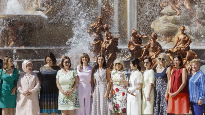 La reina Letizia y la mujer del presidente del Gobierno, Begoña Gómez posan con los acompañantes de los mandatarios que asisten a la cumbre de la OTAN para la foto de familia, entre los que se encuentra la primera dama estadounidense, Jill Biden en la Granja de San Idelfonso, Segovia, este miércoles.