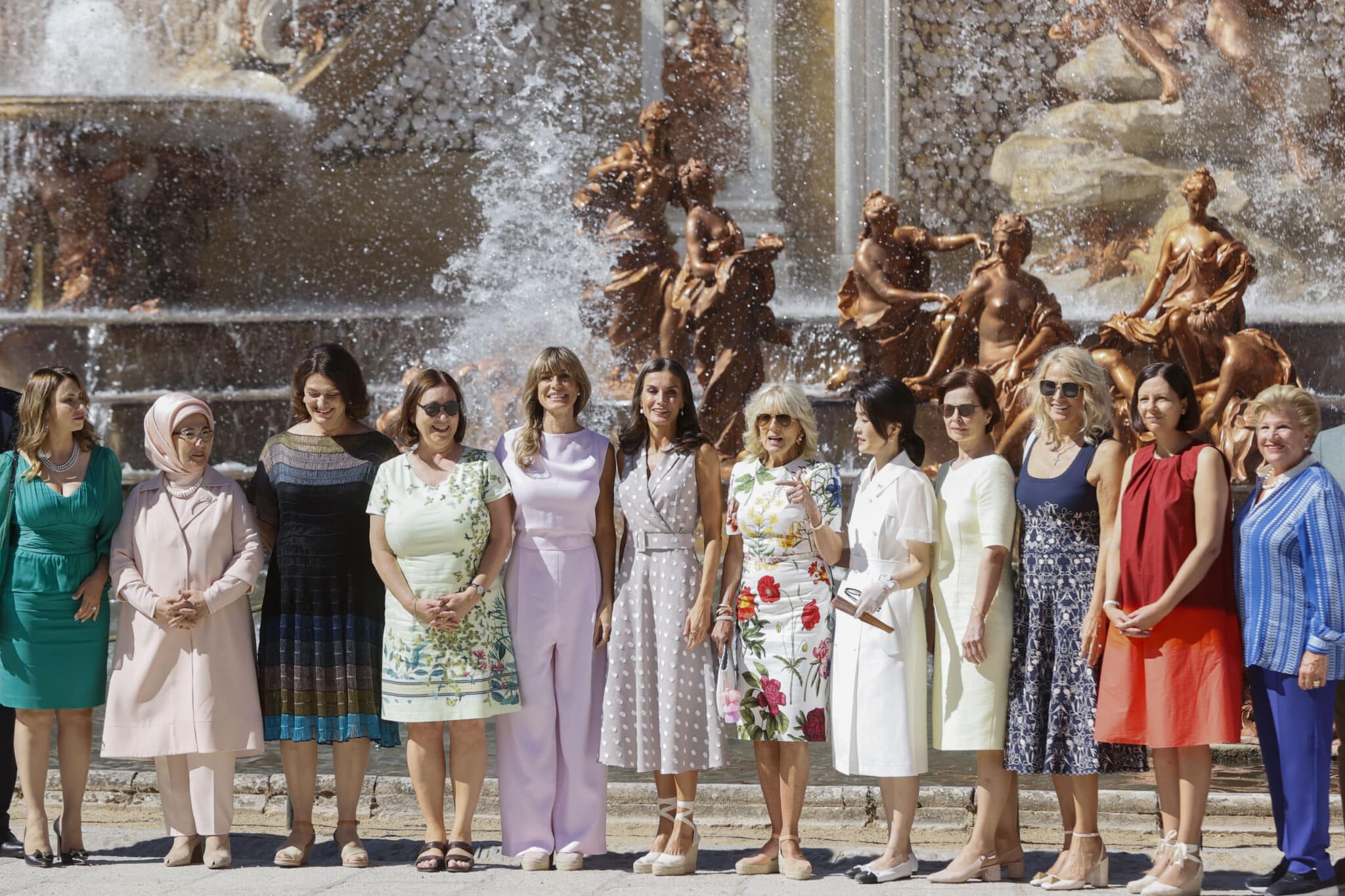 La reina Letizia y la mujer del presidente del Gobierno, Begoña Gómez posan con los acompañantes de los mandatarios que asisten a la cumbre de la OTAN para la foto de familia, entre los que se encuentra la primera dama estadounidense, Jill Biden en la Granja de San Idelfonso, Segovia, este miércoles.