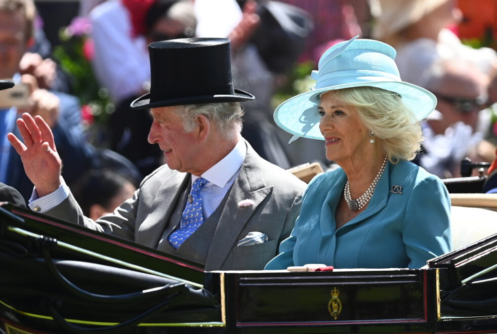 Los británicos Carlos, Príncipe de Gales (L) y Camilla, Duquesa de Cornualles llegan el primer día de Royal Ascot