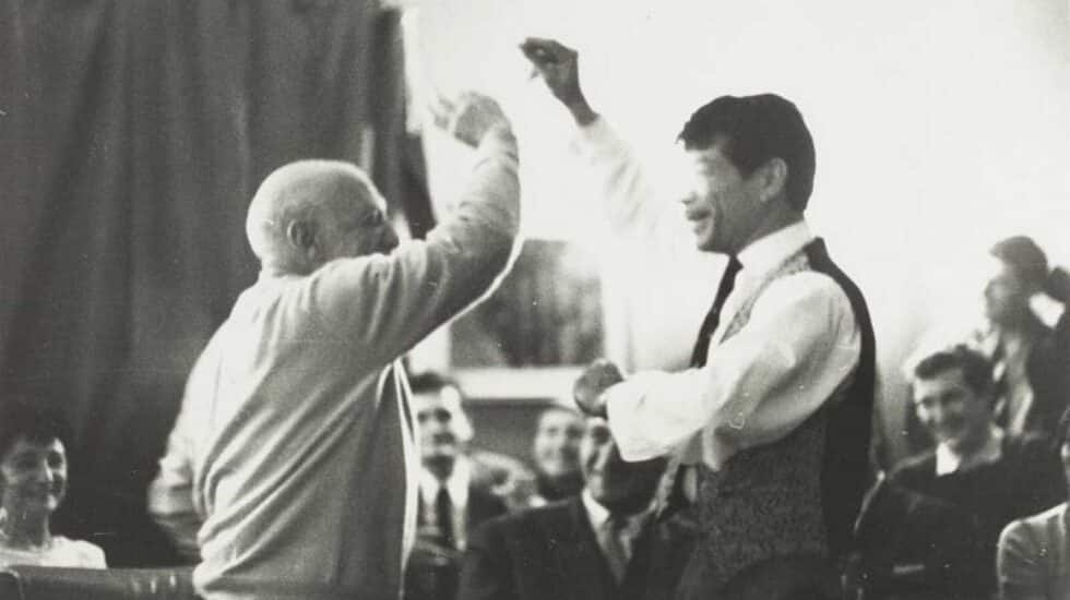 Picasso en una fiesta gitana con Manitas de Plata, en el Hôtel du Forum.