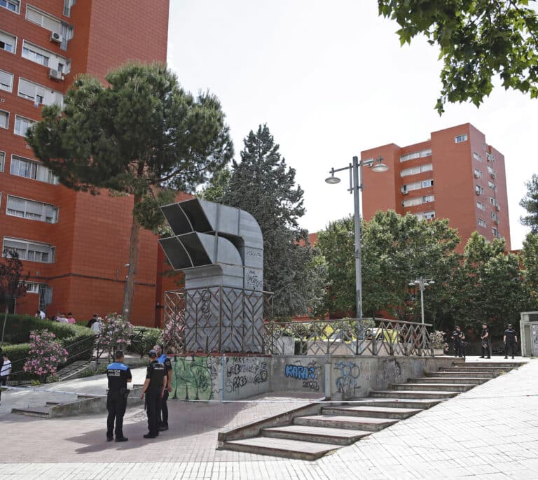 Un hombre se atrinchera en Coslada con su hija, menor de edad, armado con un cuchillo