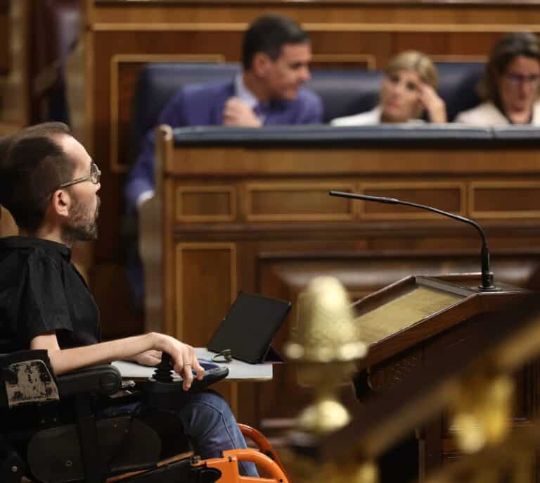Podemos propone nacionalizar hidroeléctricas y suprimir la asignación tributaria a la Iglesia