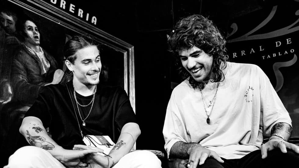 "El Nitro" y "El Indio", integrantes de La Plazuela, durante una entrevista con El Independiente en el Corral de la Morería