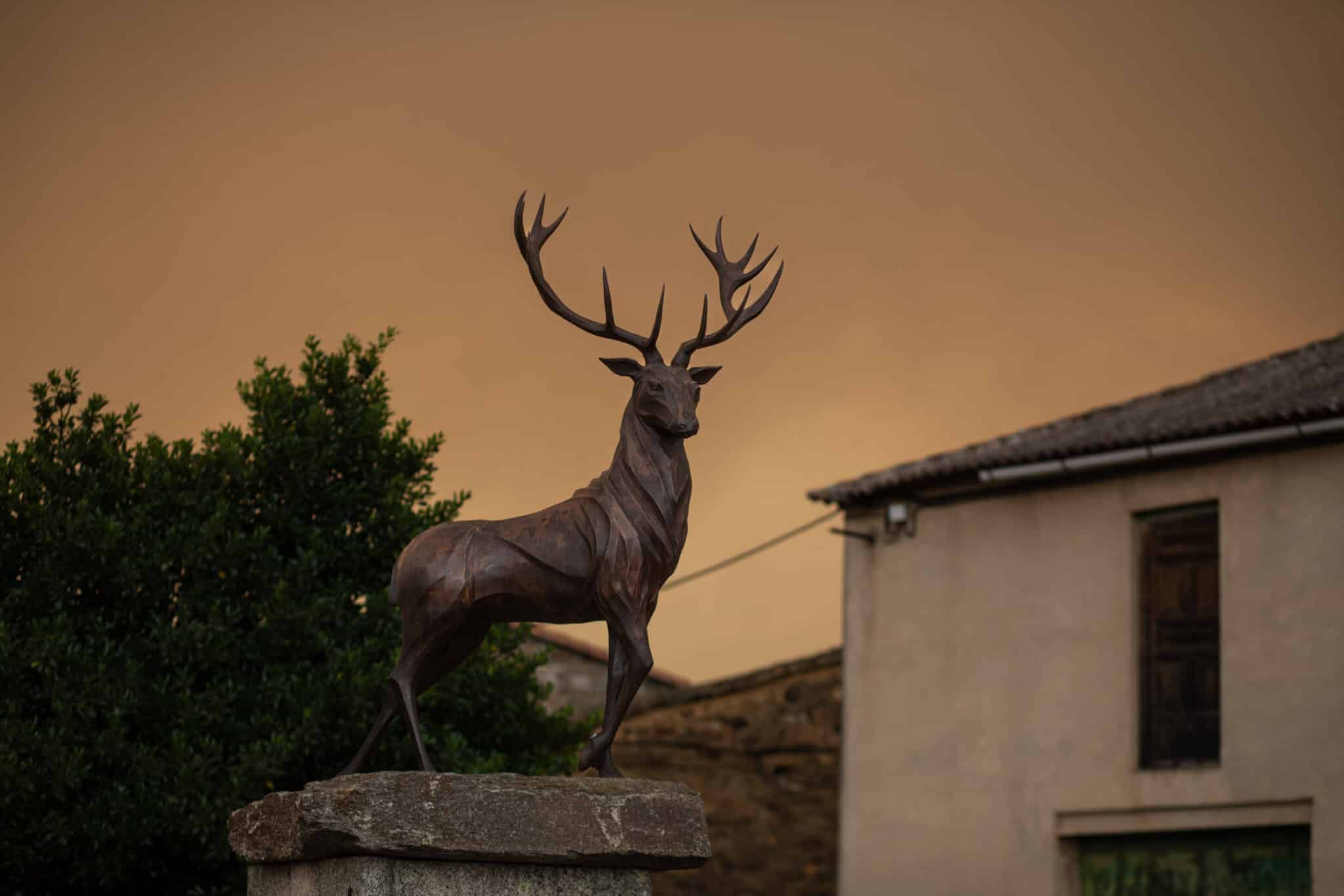 Estatua cercana al incendio de la sierra de la Culebra, en Zamora.