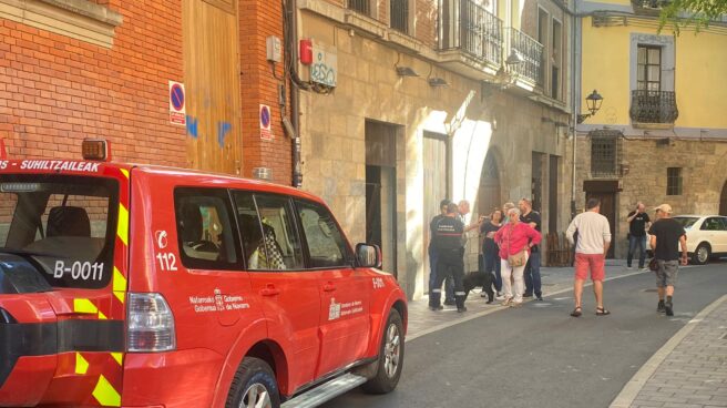 Los Bomberos en la puerta de la Sociedad Gastronómica Gazteluleku, Pamplona (Navarra)