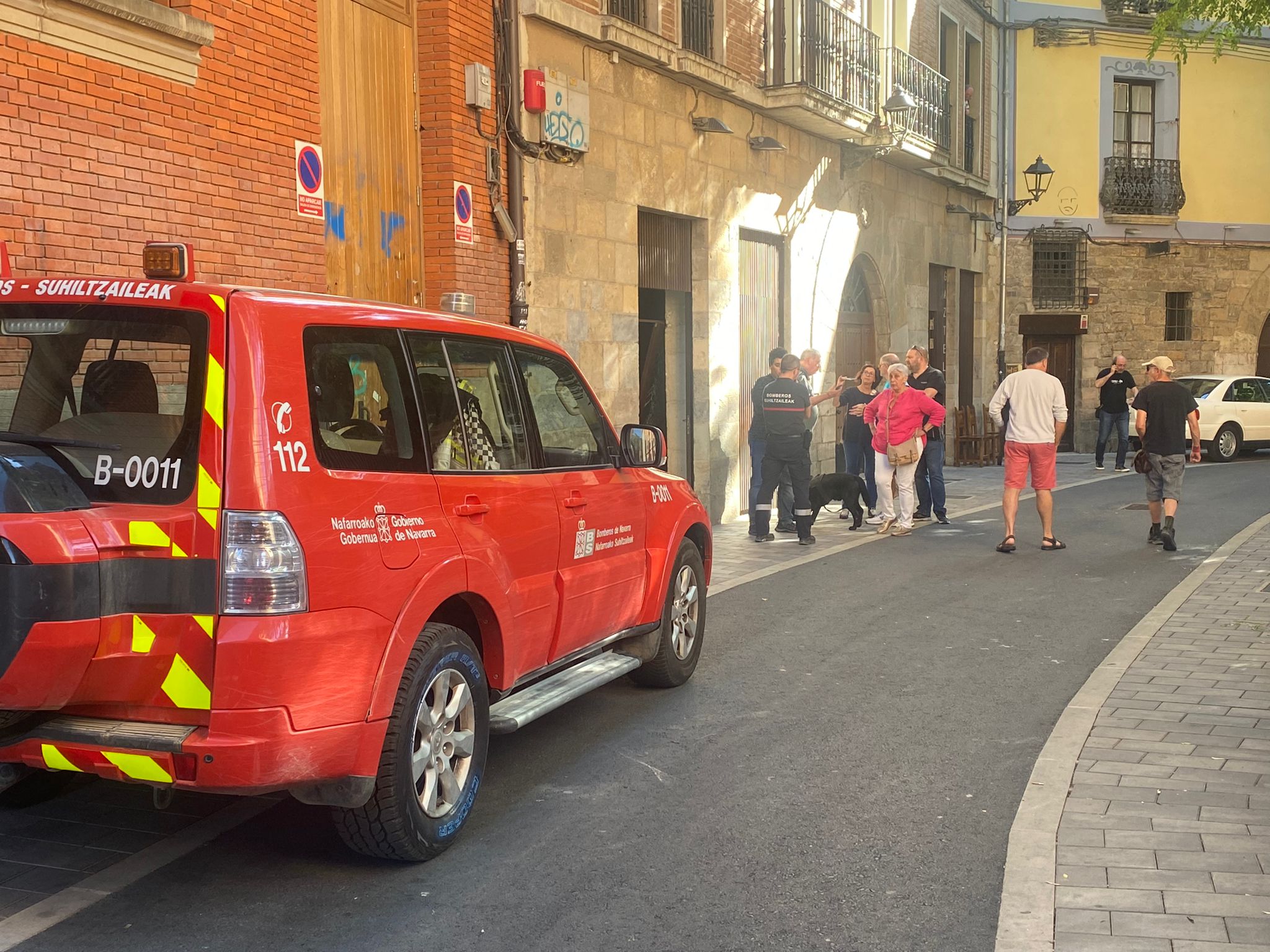 Los Bomberos en la puerta de la Sociedad Gastronómica Gazteluleku, Pamplona (Navarra)