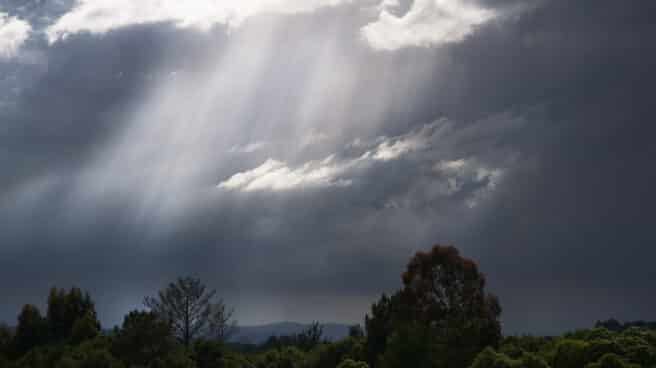 Un paisaje primaveral de lluvia, en la comarca de Ulloa, Palas de Rei, Lugo, este viernes.