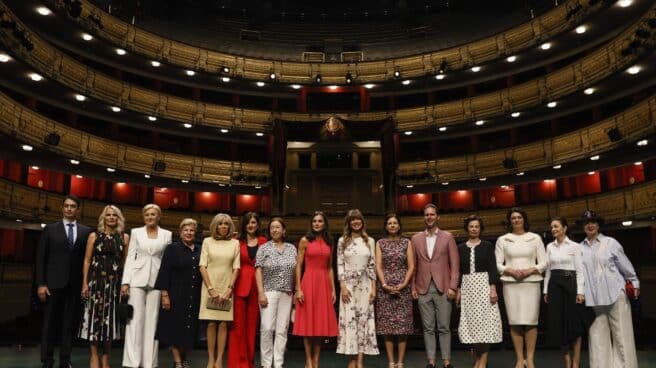 Letizia y el resto de cónyuges OTAN en el Teatro Real