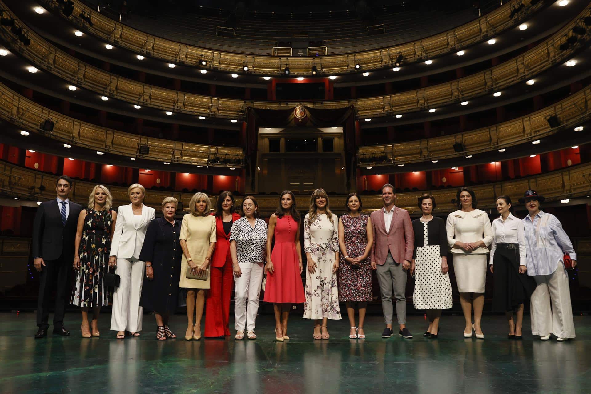 Letizia y el resto de cónyuges OTAN en el Teatro Real