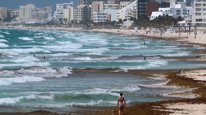Las toneladas de algas que espantan a los turistas del Caribe Fotografía del 21 de mayo de 2022 donde se observa una vista general de una playa con sargazo, en el balneario de Cancún en Quintana Roo (México).
