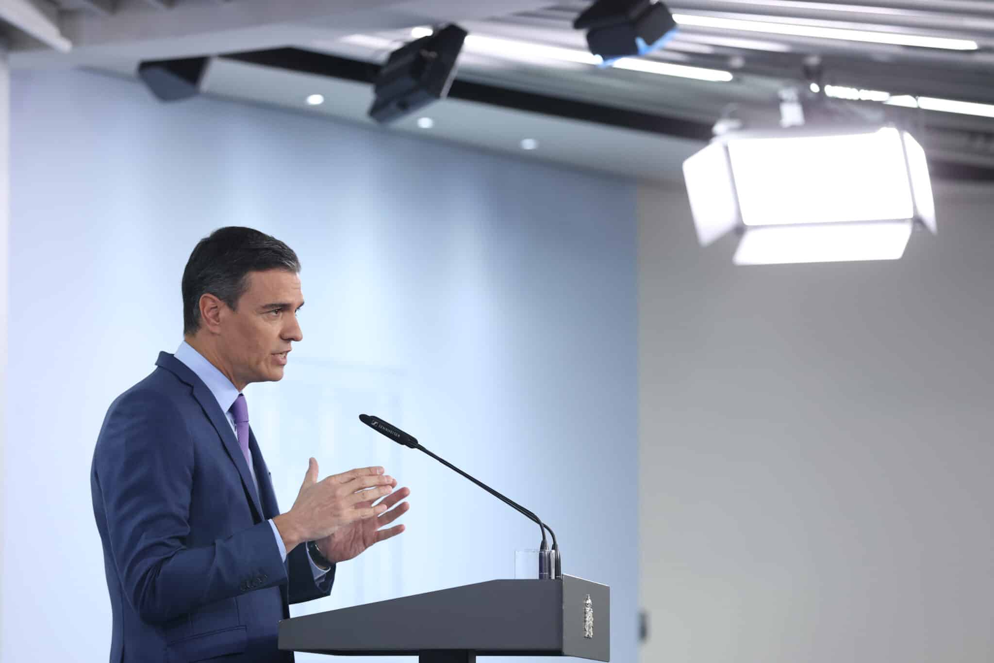 El presidente del Gobierno, Pedro Sánchez, comparece en el Palacio de La Moncloa tras el Consejo de ministros extraordinario celebrado esta mañana.