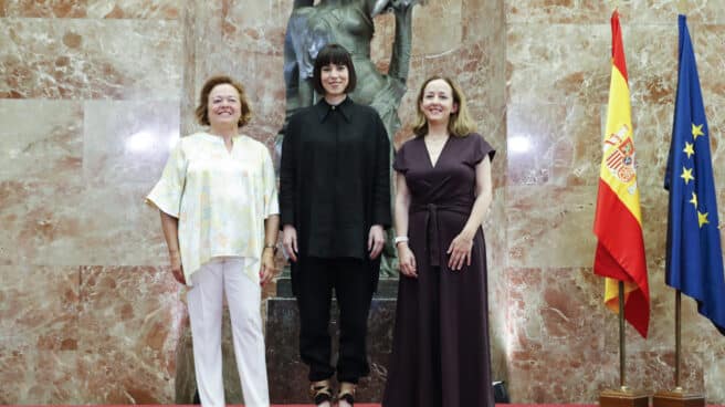 La nueva presidenta del CSIC, Eloísa del Pino (d), posa junto a la ministra de Ciencia e Innovación, Diana Morant (c), y a su predecesora, Rosa Menéndez, durante la toma de posesión en el CSIC.