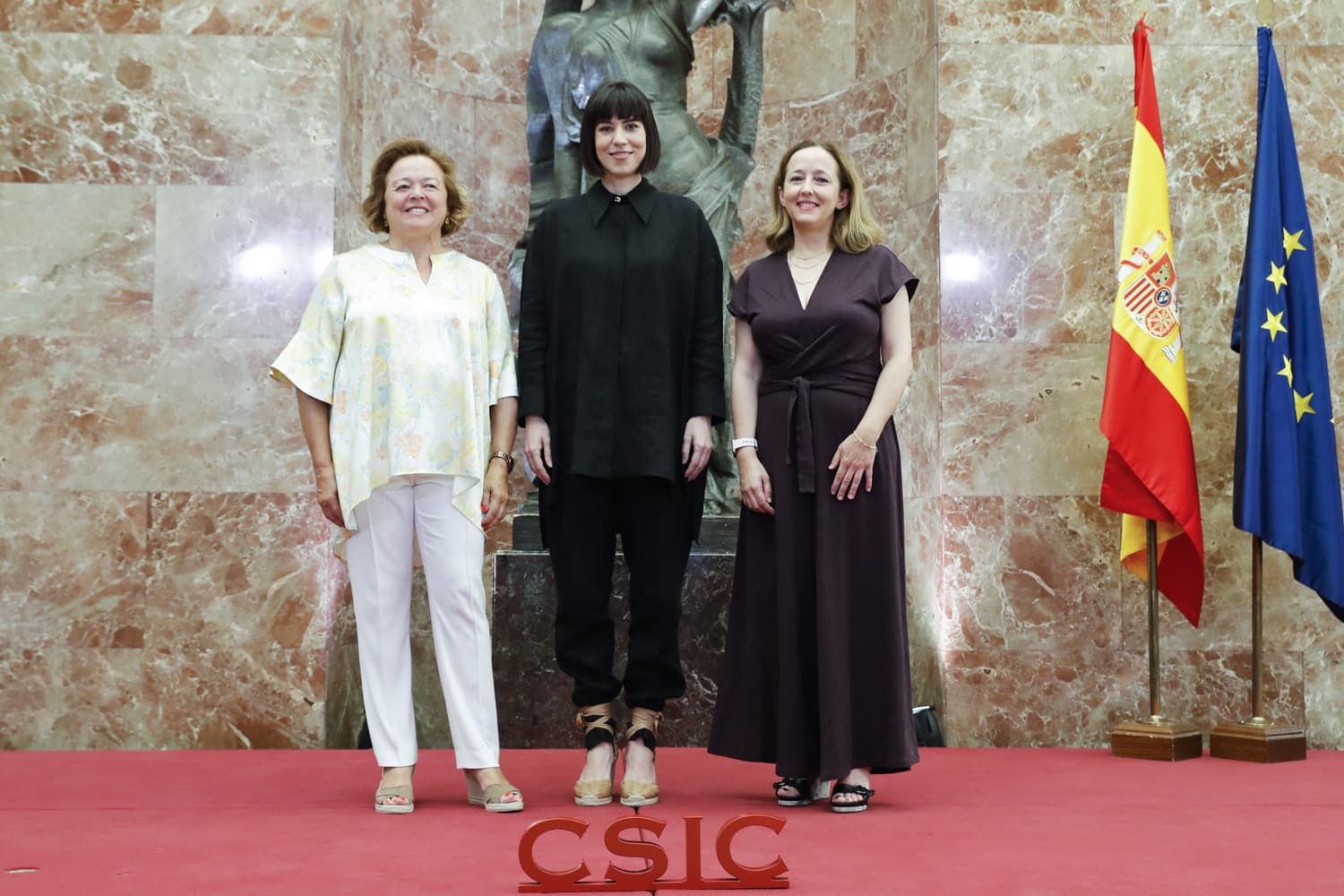 La nueva presidenta del CSIC, Eloísa del Pino (d), posa junto a la ministra de Ciencia e Innovación, Diana Morant (c), y a su predecesora, Rosa Menéndez, durante la toma de posesión en el CSIC.