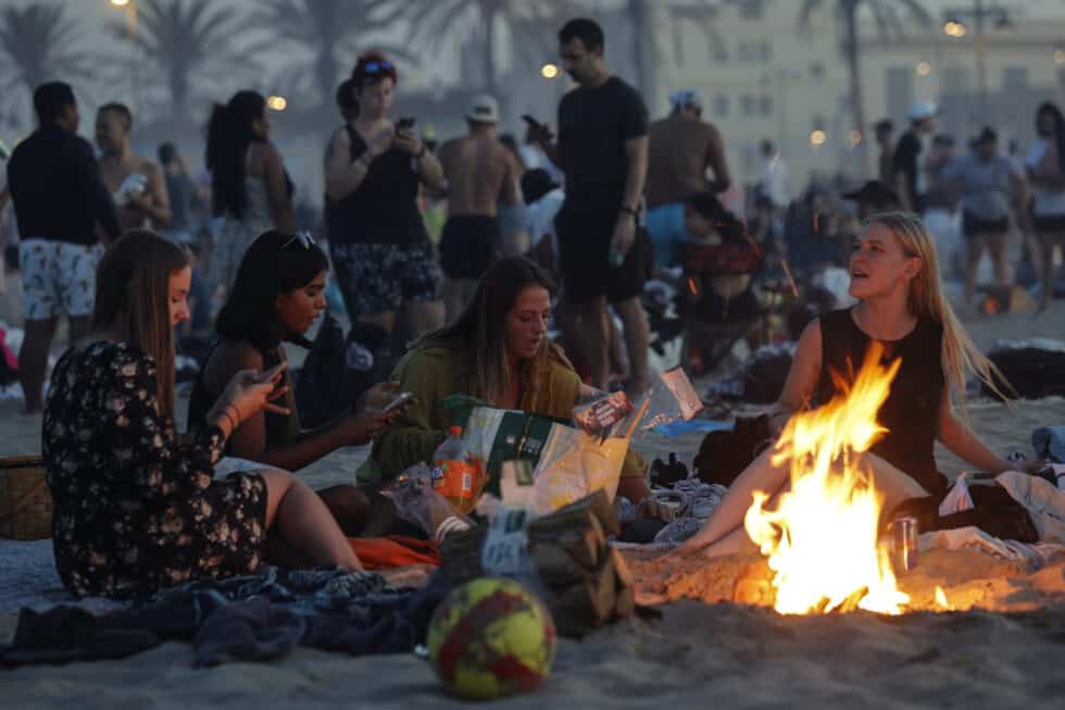 Unas jóvenes disfrutan de la noche de San Juan en 2022 en las playas de La Malvarrosa y Las Arenas (Valencia)
