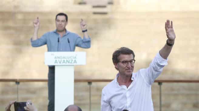 El presidente del PP, Alberto Núñez Feijóo, en un mitin en Málaga junto al candidato a la Junta de Andalucía Juanma Moreno.