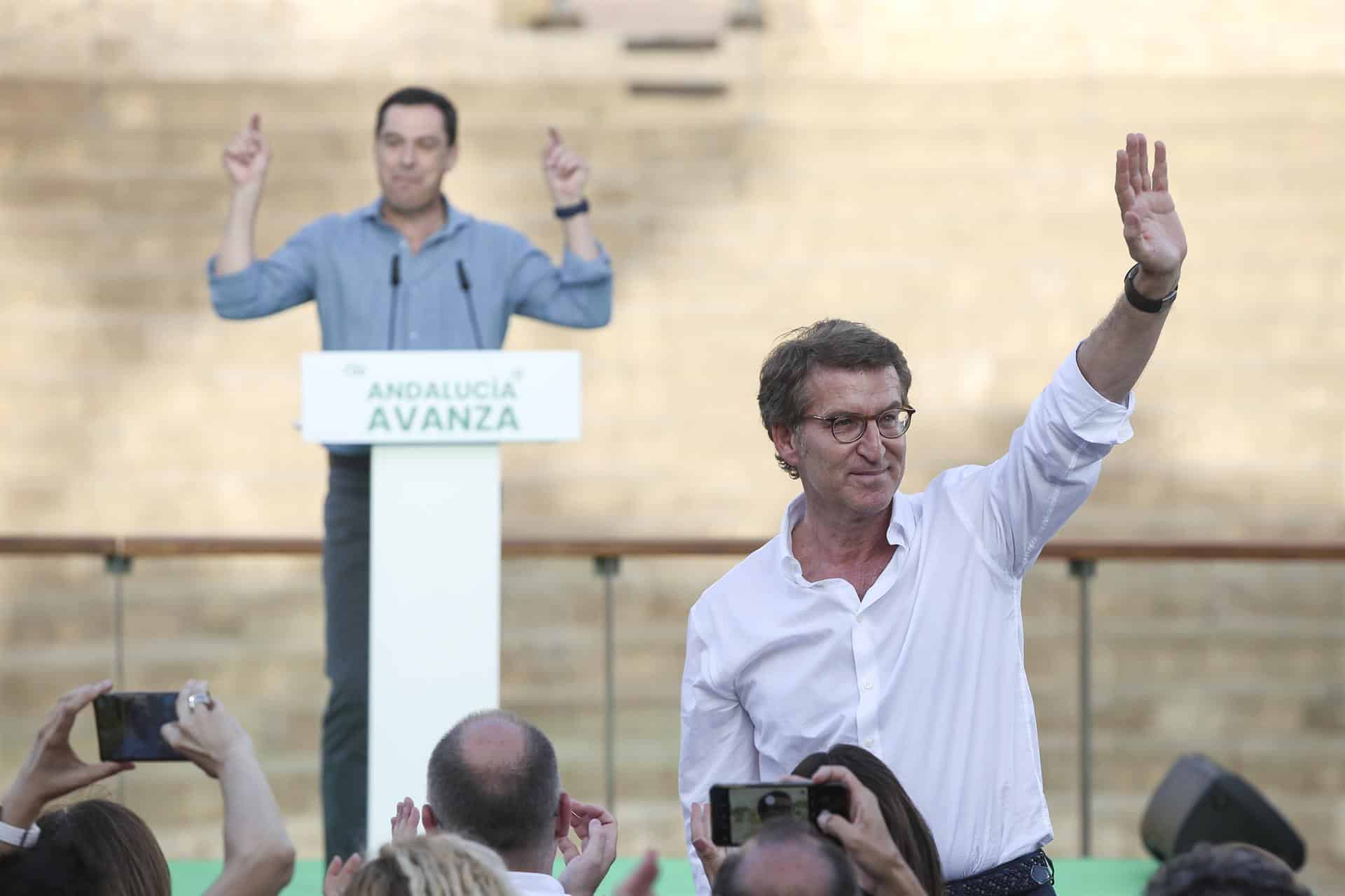 El presidente del PP, Alberto Núñez Feijóo, en un mitin en Málaga junto al candidato a la Junta de Andalucía Juanma Moreno.