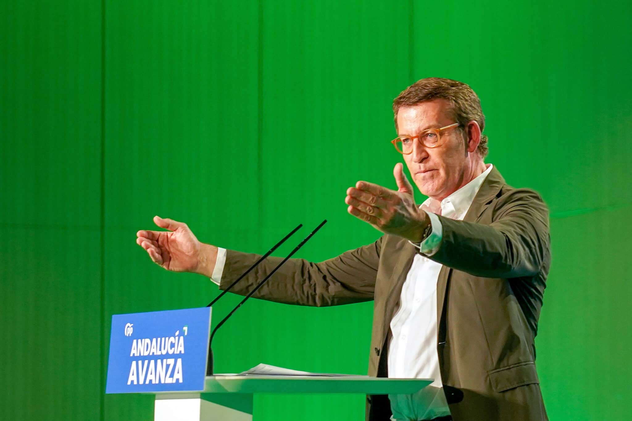 El presidente del Partido Popular, Alberto Núñez Feijóo, en la clausura de un acto público a 29 de mayo del 2022 en Sevilla.