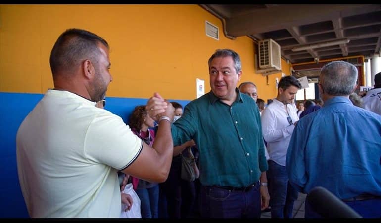 Juan Espadas, de campaña en un centro deportivo Amate de Sevilla