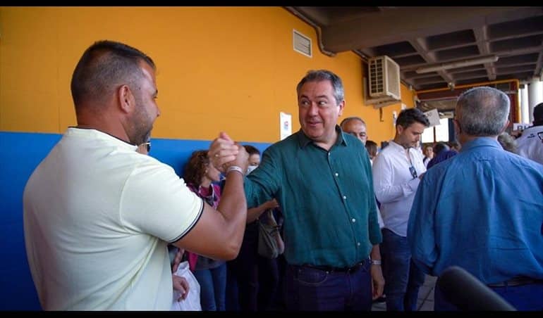 Juan Espadas, de campaña en un centro deportivo Amate de Sevilla