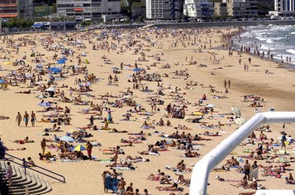 Muere una mujer tras perder el conocimiento mientras paseaba por la playa en Santander