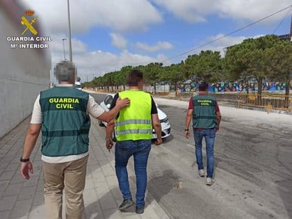 La Guardia Civil con el detenido