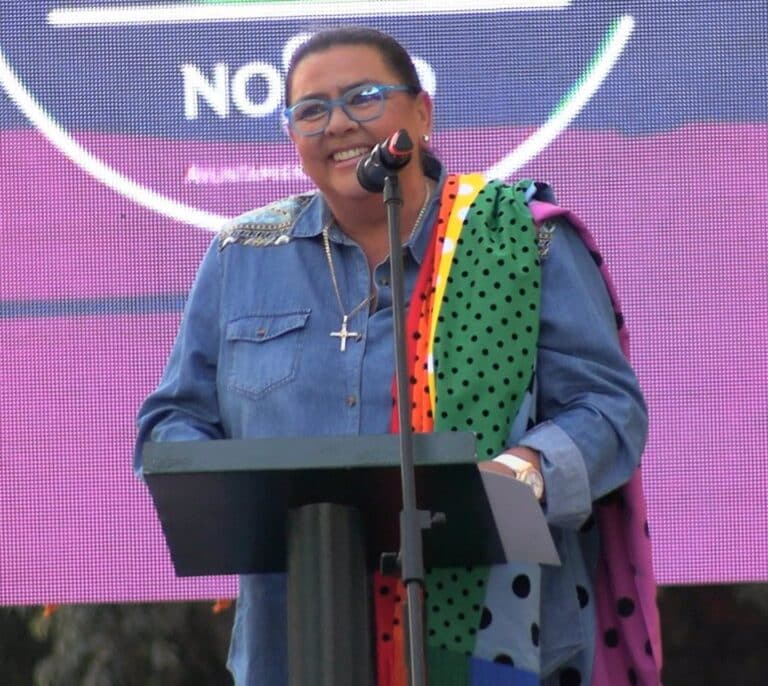 María del Monte presenta a su novia en el Orgullo de Sevilla: "Soy una más de los que estamos aquí"