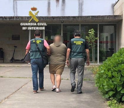 Detienen a dos mujeres por estafar más de medio millón de euros en una gasolinera de O Deza Dos detenidas por estafar más de medio millón de euros en ventas a crédito desde una gasolinera de O Deza.