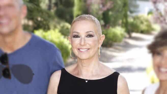 Ana Rosa reaparece con una nueva imagen tras superar el cáncer de mama Ana Rosa Quintana en su reencuentro con sus compañeros de Telecinco tras su retirada de televisión por su cáncer de mama
