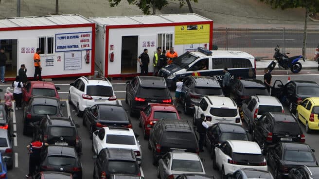 Atasco de coches en La frontera del Tarajal