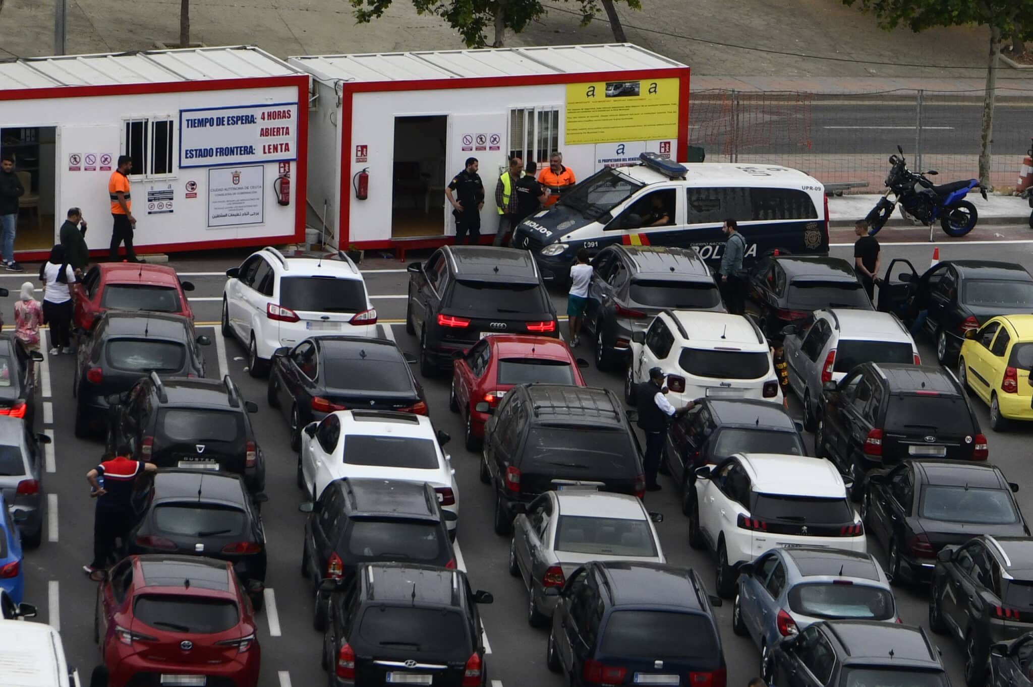 Atasco de coches en La frontera del Tarajal