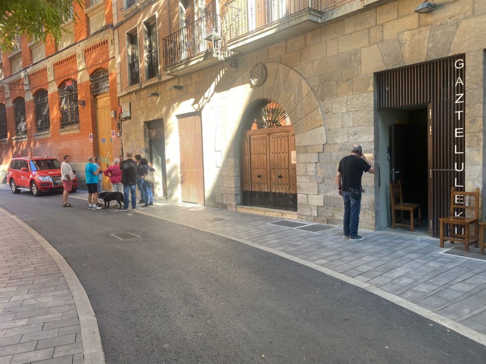 Los Bomberos en la puerta de la Sociedad Gastronómica Gazteluleku, Pamplona (Navarra)