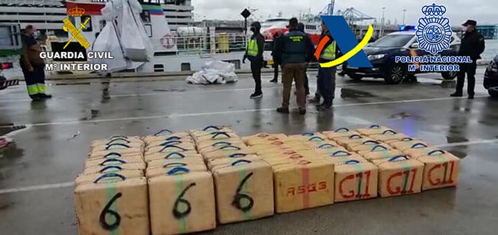 Fardos de hachís aprehendidos por la Guardia Civil y la Policía en una operación en el Campo de Gibraltar.