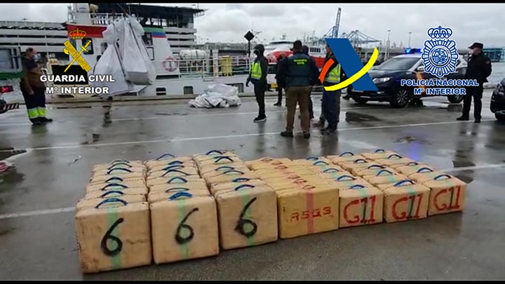 Fardos de hachís aprehendidos por la Guardia Civil y la Policía en una operación en el Campo de Gibraltar.