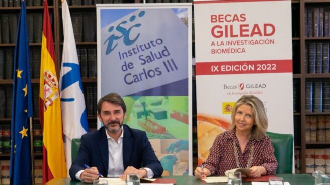 La vicepresidenta y directora general de Gilead España, María Río, y el director general del Instituto de Salud Carlos III (ISCIII), Cristóbal Belda