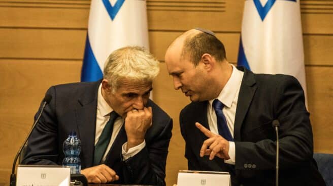 El primer ministro de Israel Naftali Benet (D) y el viceprimer ministro Yair Lapid (I)